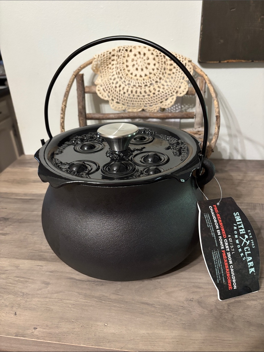NWT Smith and Clark 4 Quart Cast Iron Cauldron Pot Black 'Bubbling' Lid NEW